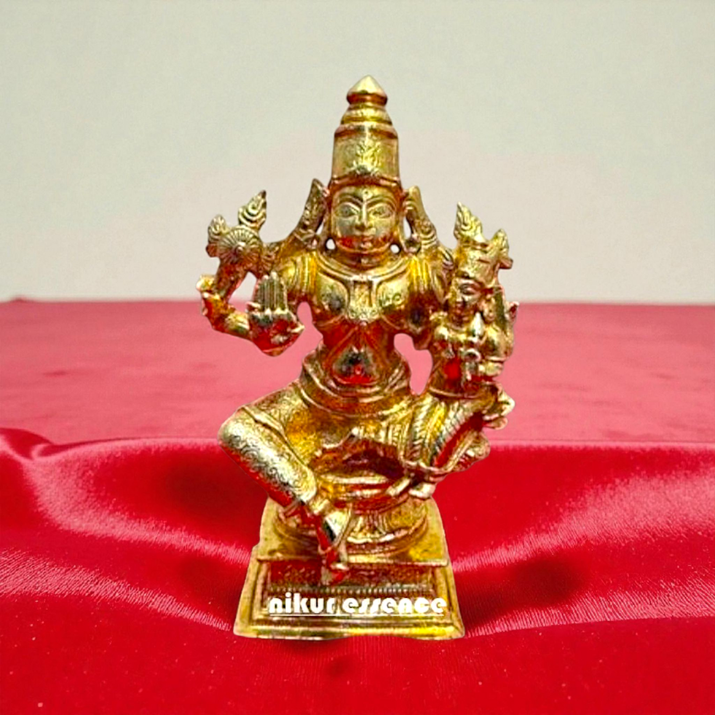 Lakshmi Maa with Narayan Swamy Panchaloha Idol – Nikur Essence Nikuressence